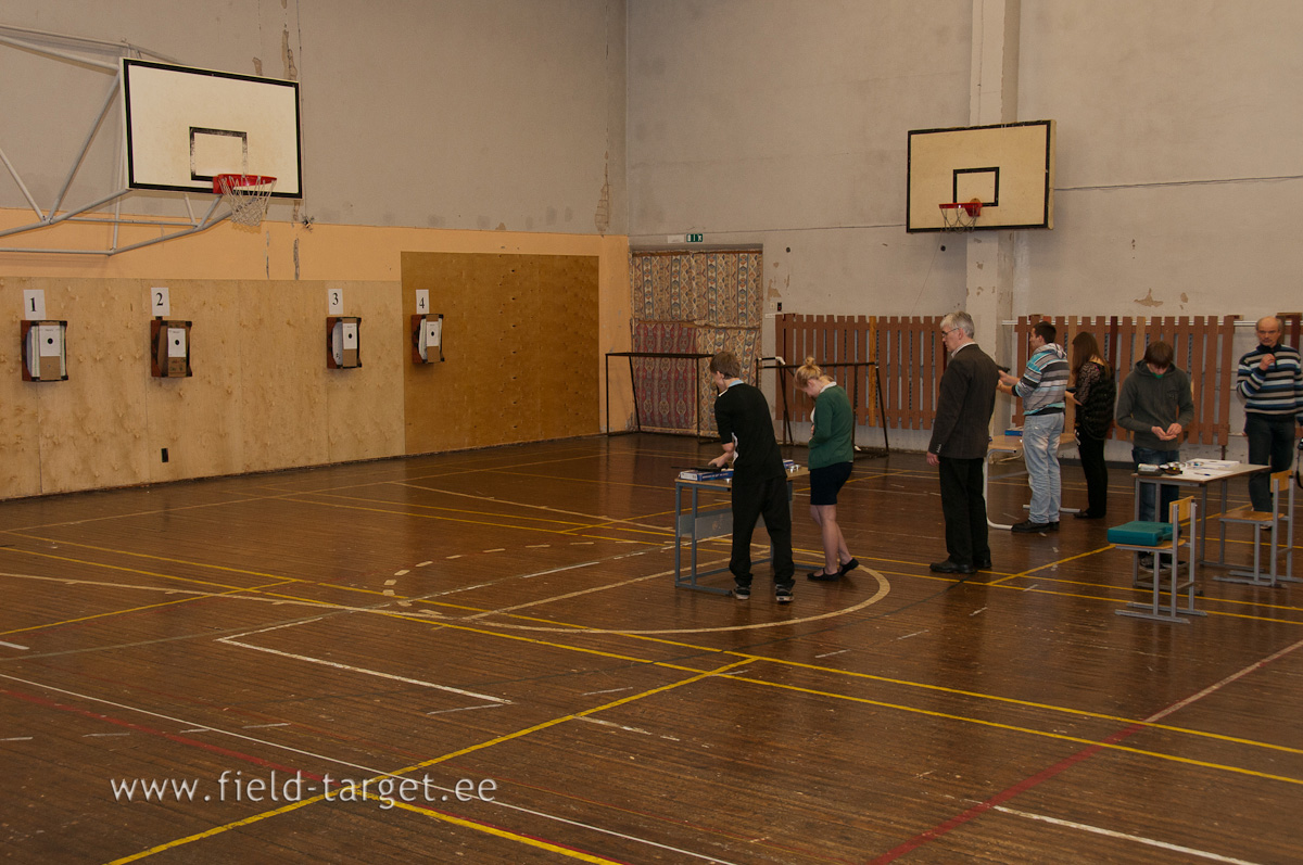 Võimlast on saanud lasketiir, kus õpilased lasevad 3+10 lasku õhupüstolist 7 m pealt